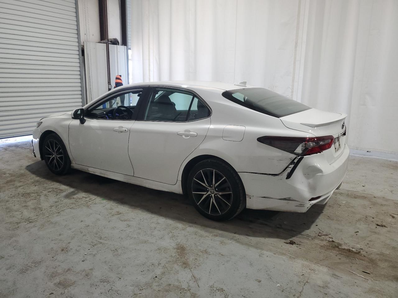 2021 TOYOTA CAMRY SE - Фото 2