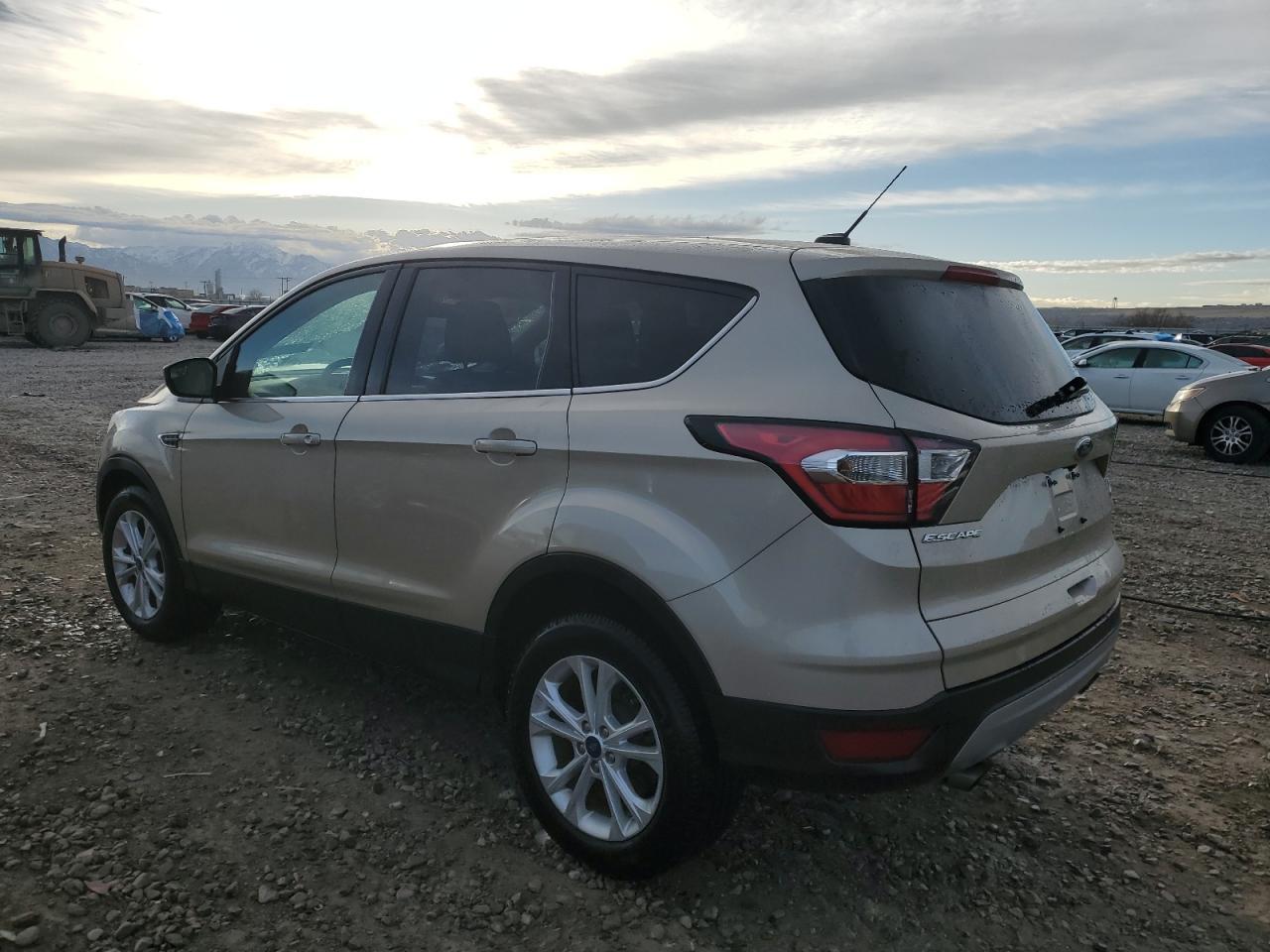 2017 FORD ESCAPE SE - Фото 2