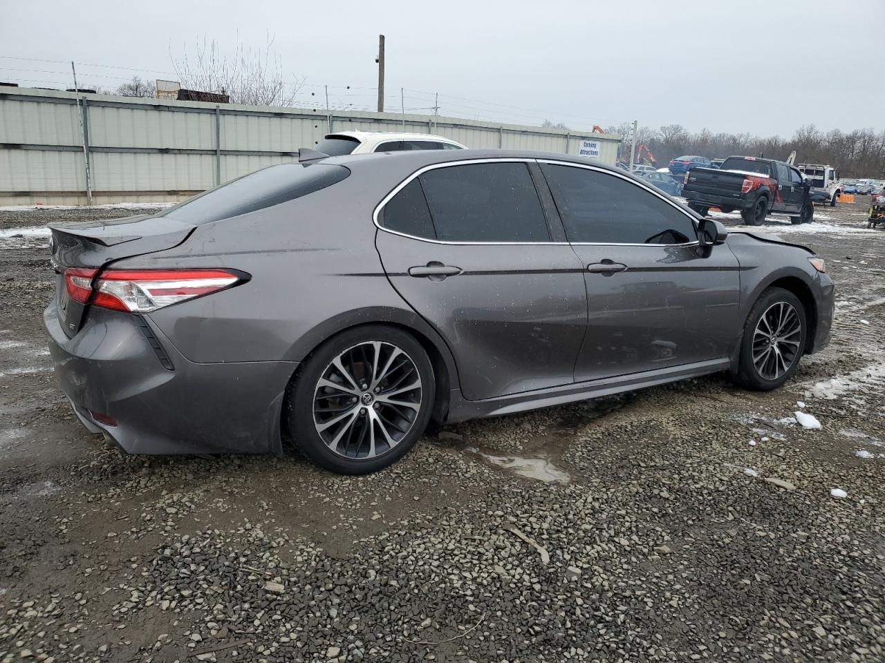 2020 TOYOTA CAMRY SE - Фото 3