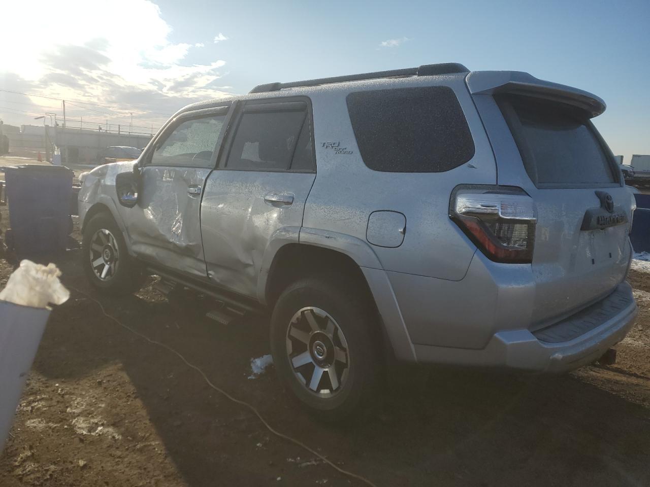 2022 TOYOTA 4RUNNER SR - Фото 2