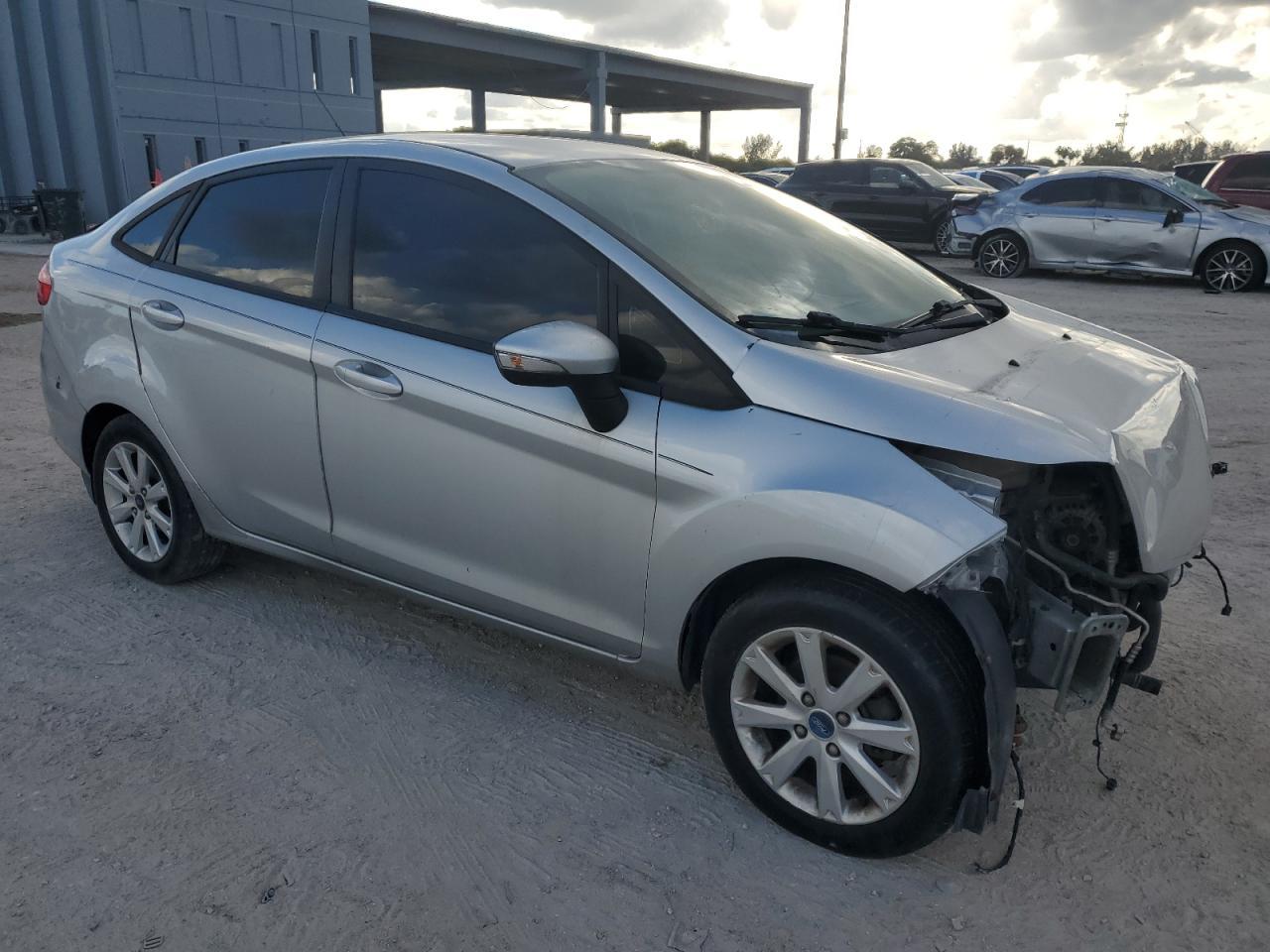 2013 FORD FIESTA SE - Фото 4