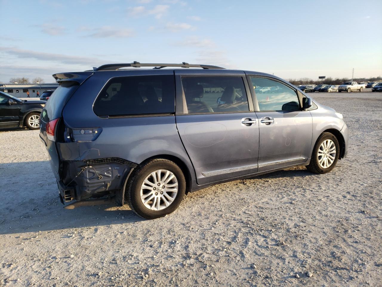 2013 TOYOTA SIENNA XLE - Фото 3