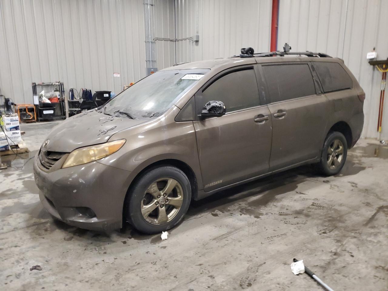 2017 TOYOTA SIENNA LE car image