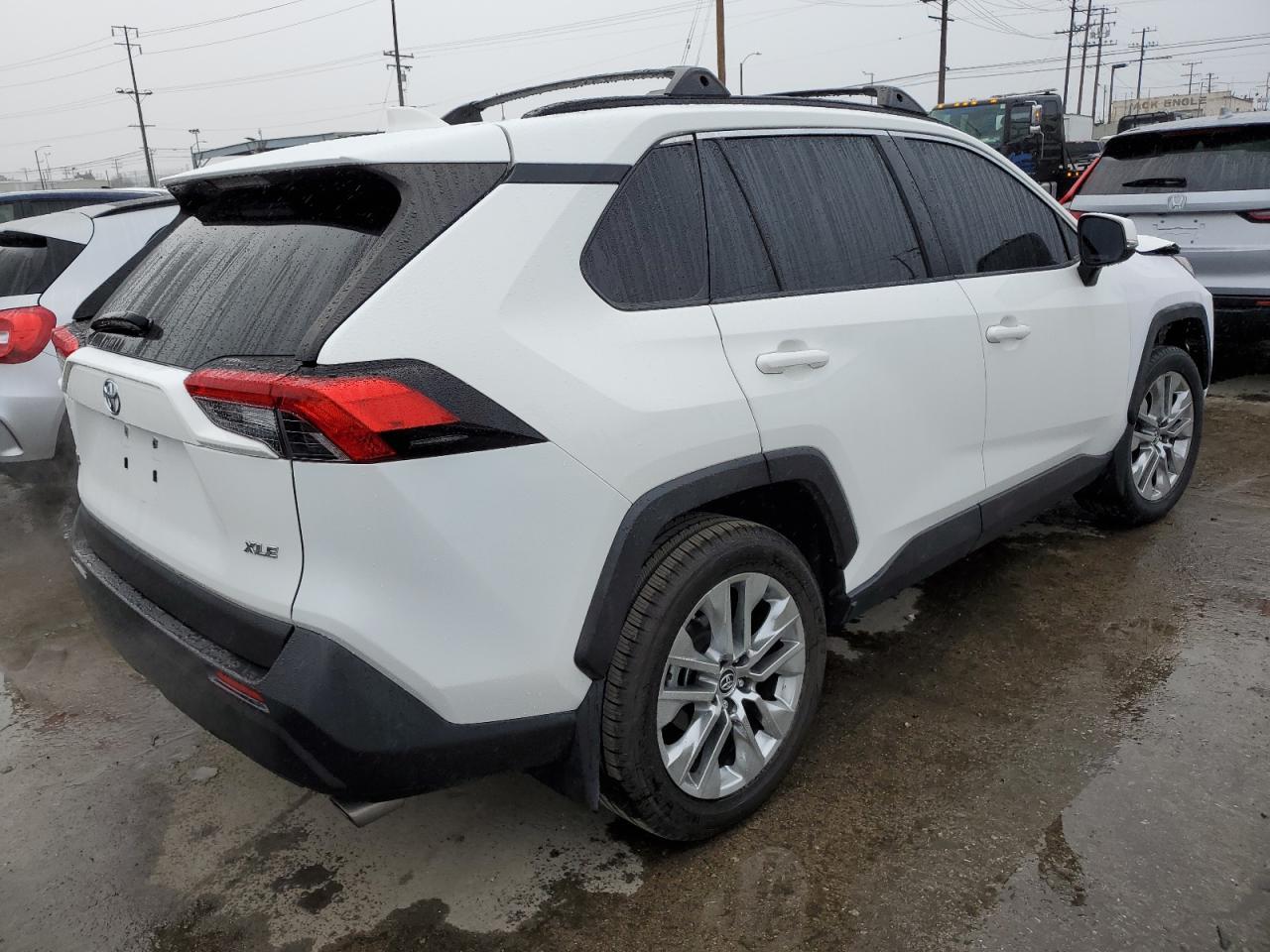 2019 TOYOTA RAV4 XLE P - Фото 3