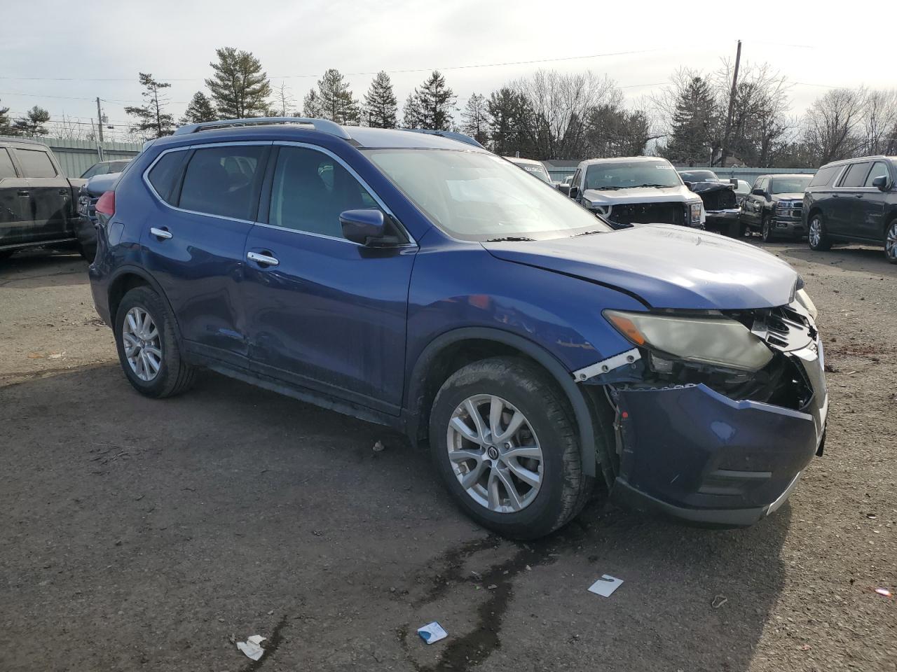 2017 NISSAN ROGUE SV - Image 4