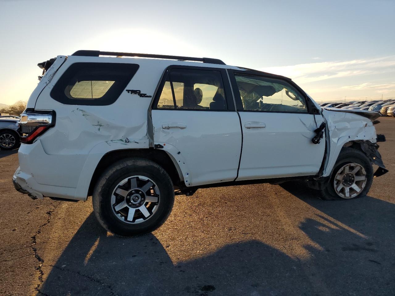 2022 TOYOTA 4RUNNER SR - Фото 3