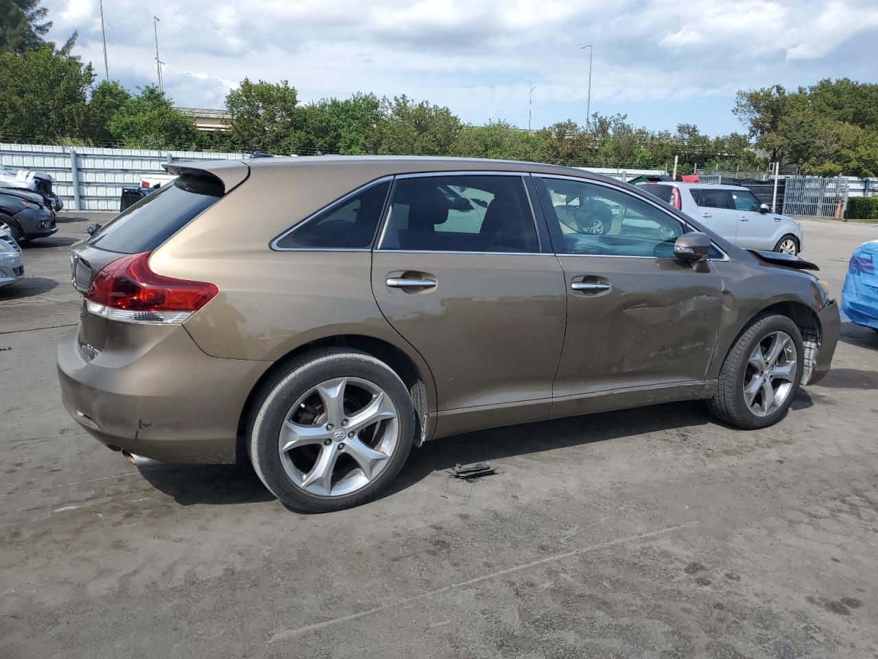 2013 TOYOTA VENZA LE - Фото 3