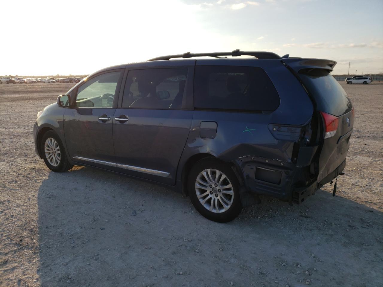 2013 TOYOTA SIENNA XLE - Фото 2