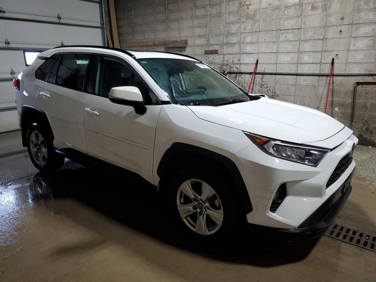 2020 TOYOTA RAV4 XLE - Image 4
