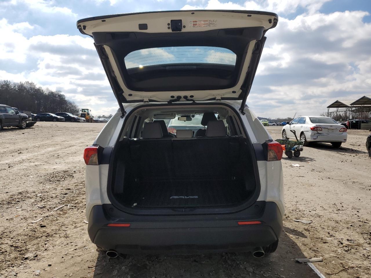 2022 TOYOTA RAV4 XLE P - Image 6