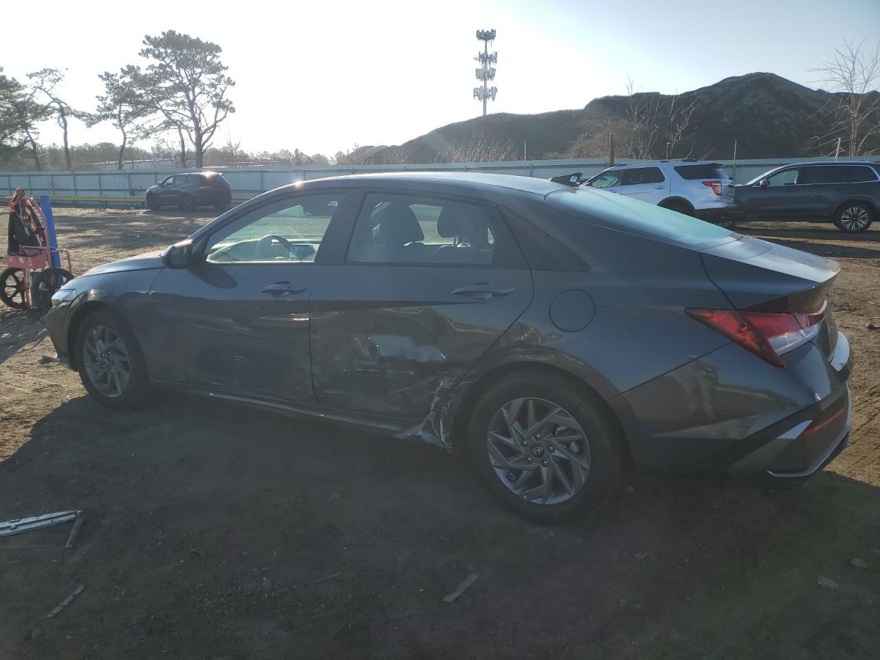 2024 HYUNDAI ELANTRA SE - Фото 2