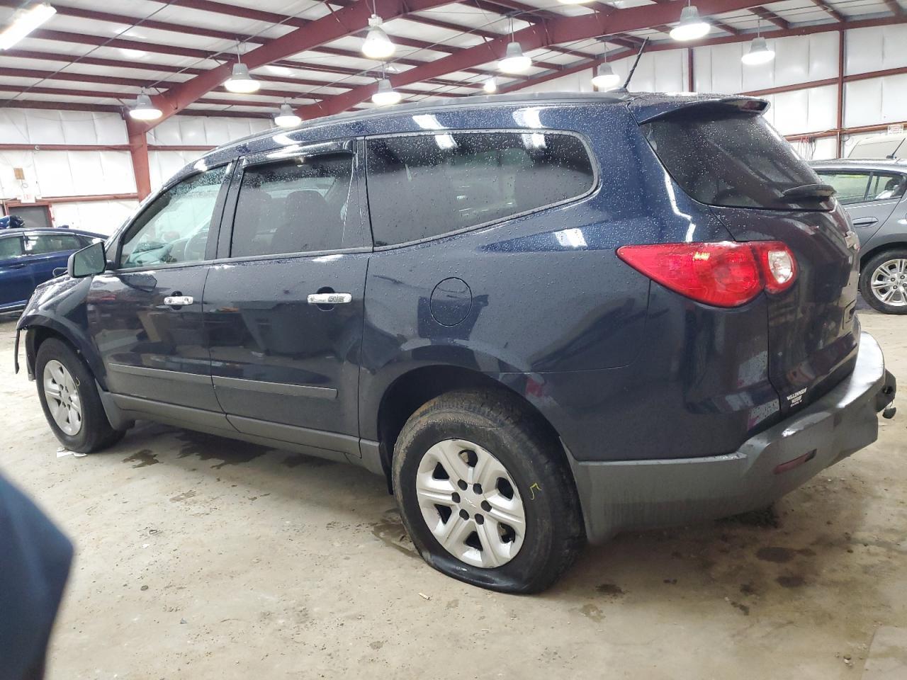 2012 CHEVROLET TRAVERSE L - Image 2