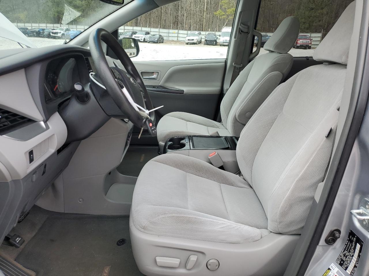 2015 TOYOTA SIENNA LE - Фото 7