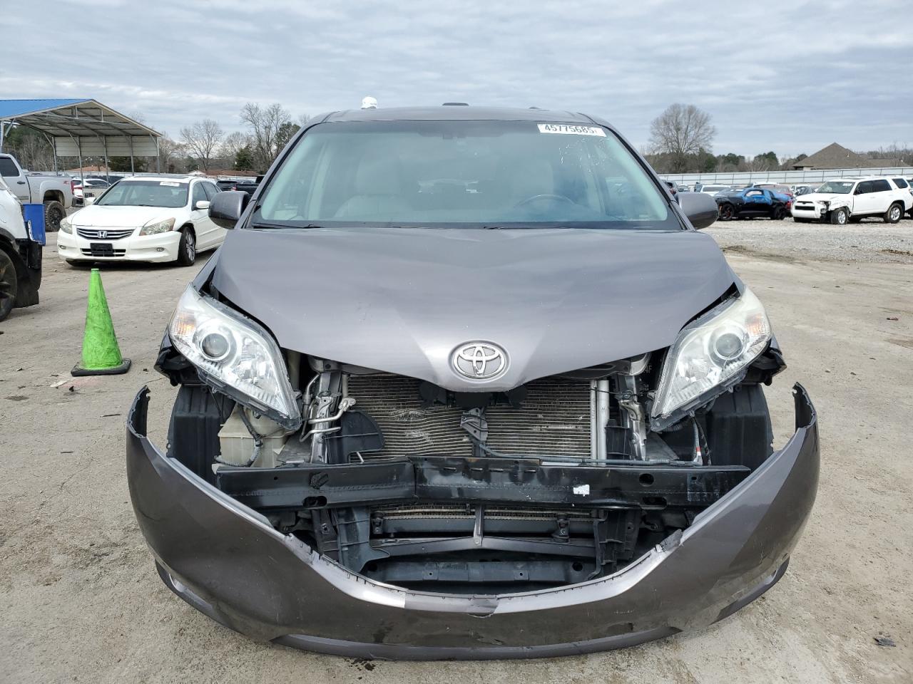 2011 TOYOTA SIENNA XLE - Фото 5