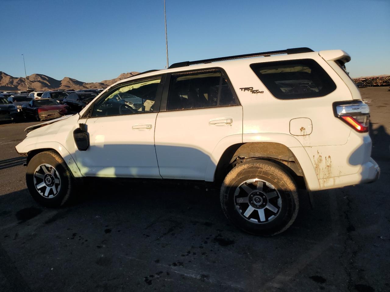 2022 TOYOTA 4RUNNER SR - Фото 2