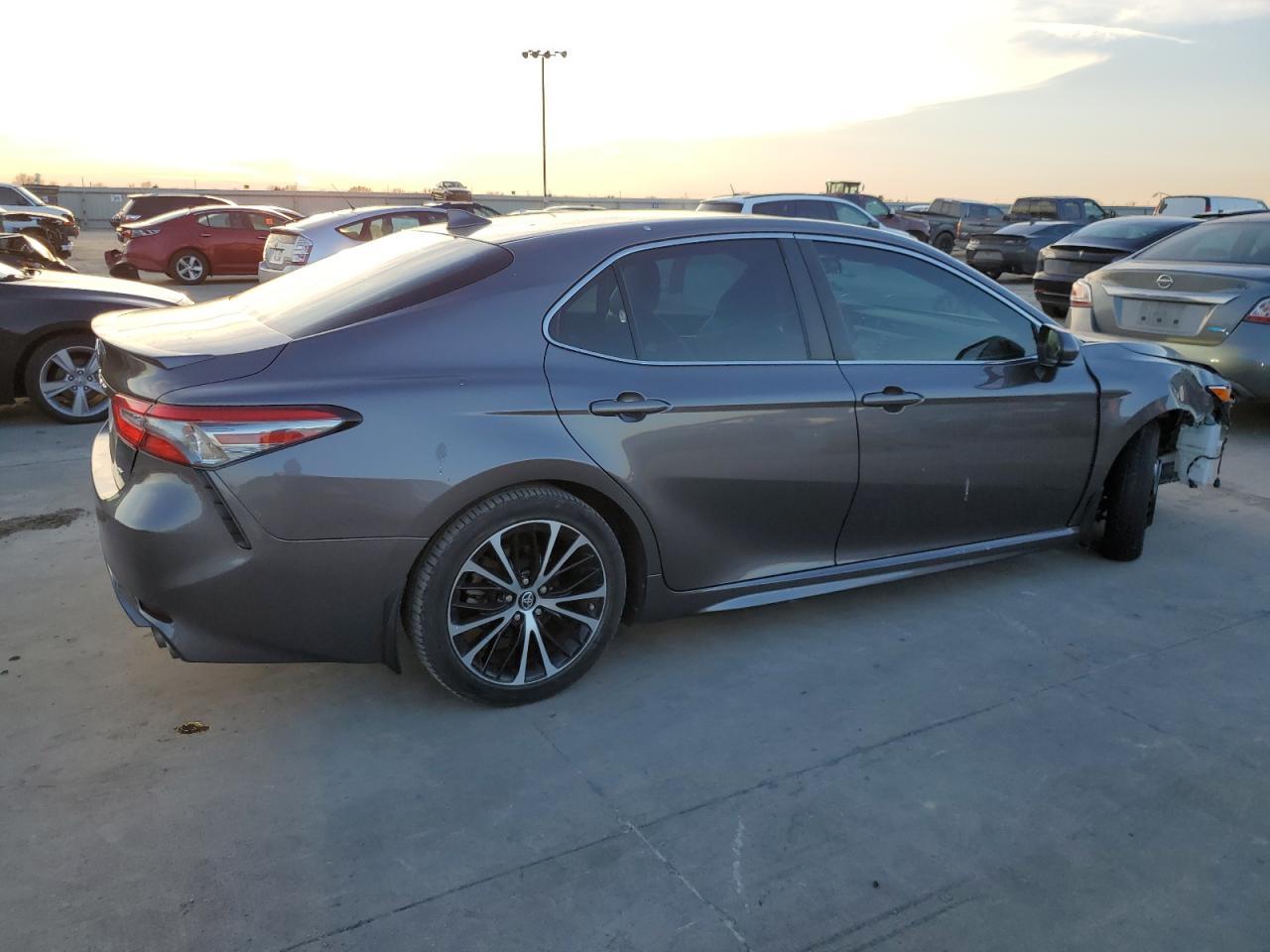 2019 TOYOTA CAMRY L - Фото 3