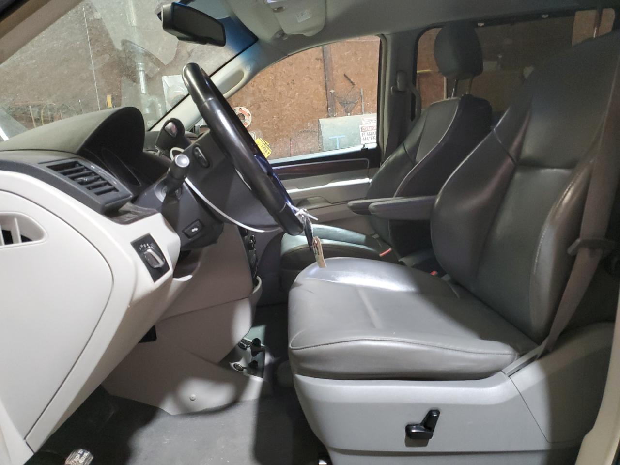 2010 VOLKSWAGEN ROUTAN SE - Image 7