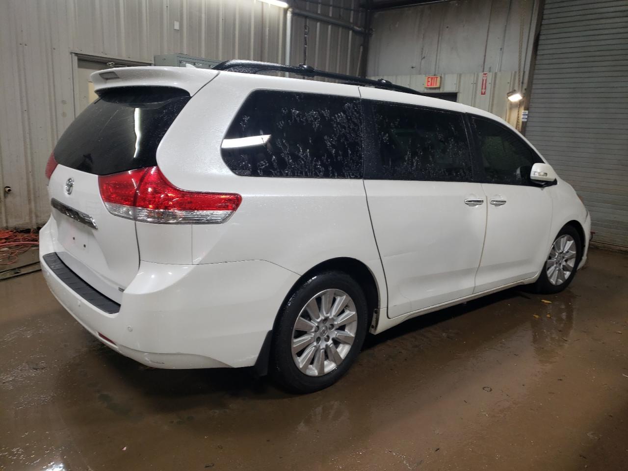 2013 TOYOTA SIENNA XLE - Image 3