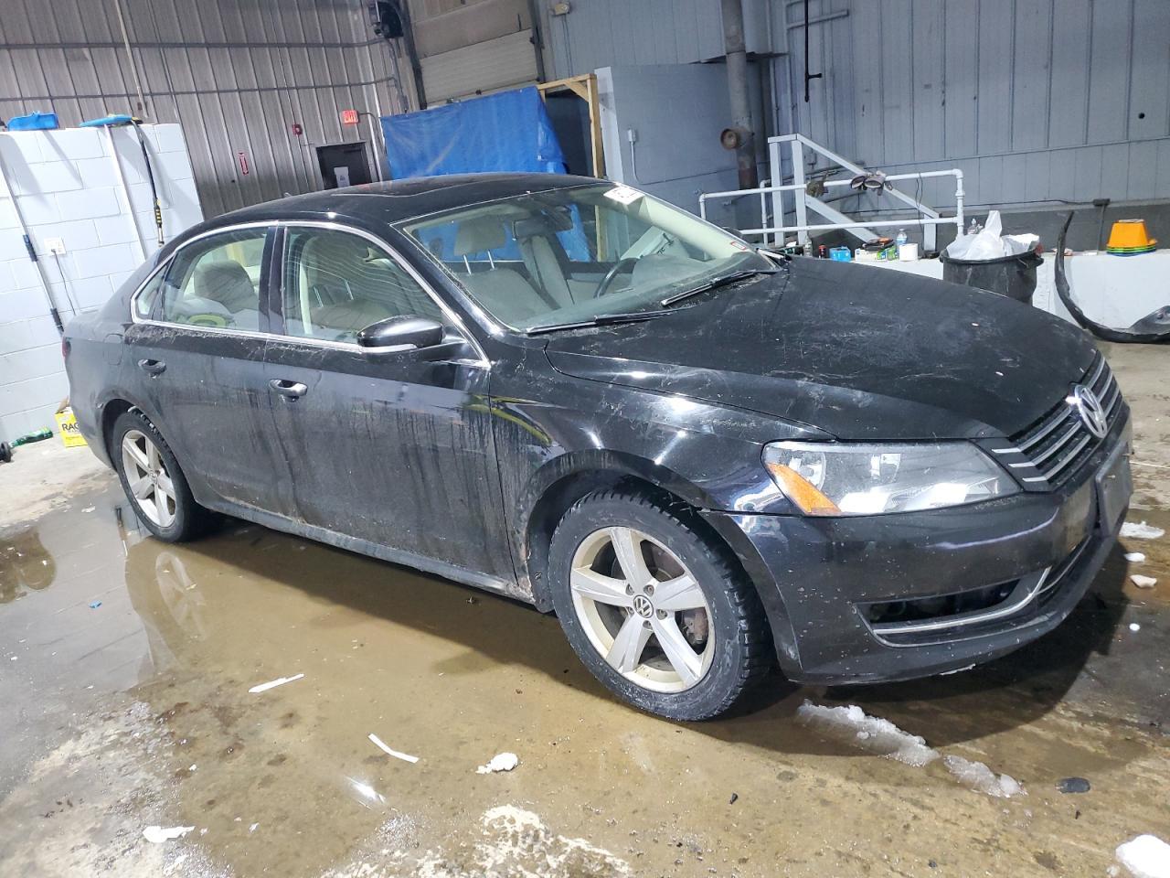 2013 VOLKSWAGEN PASSAT SE - Image 4