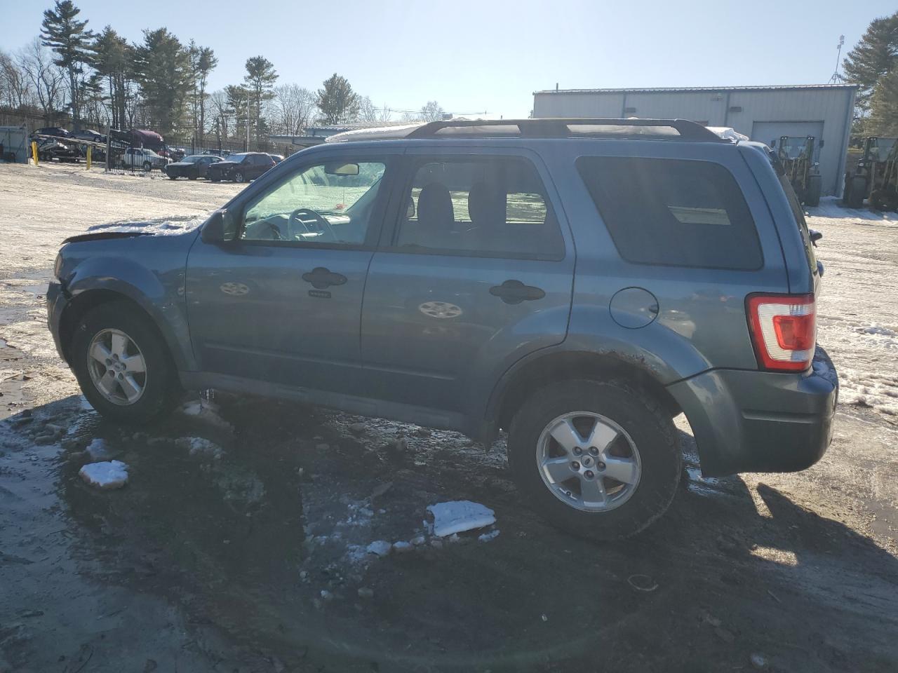 2010 FORD ESCAPE XLT - Image 2