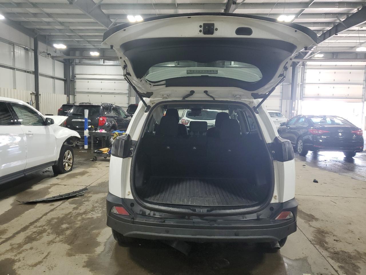 2017 TOYOTA RAV4 LE - Фото 6