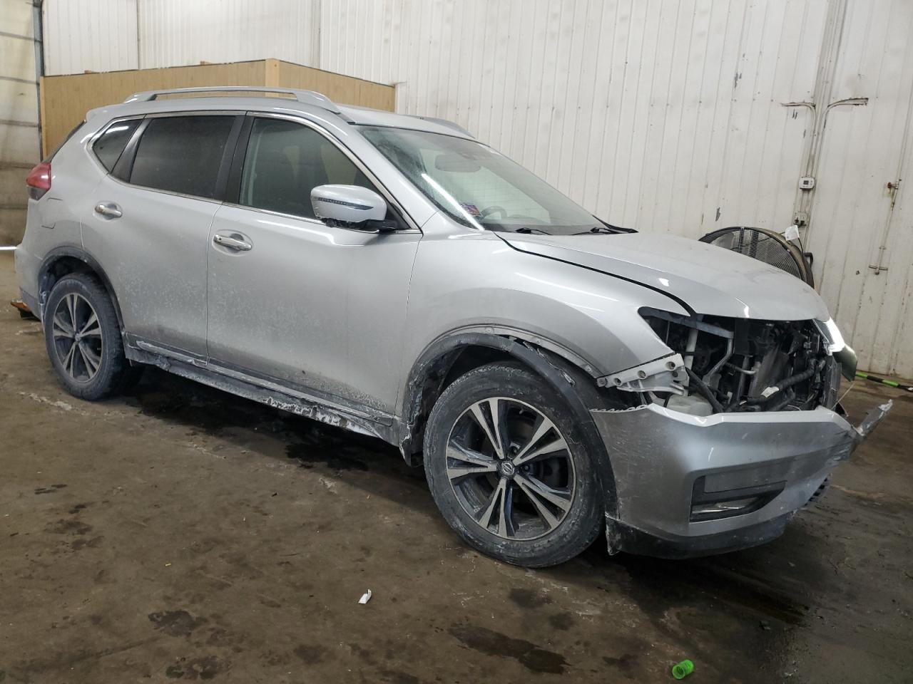 2017 NISSAN ROGUE SV - Image 4