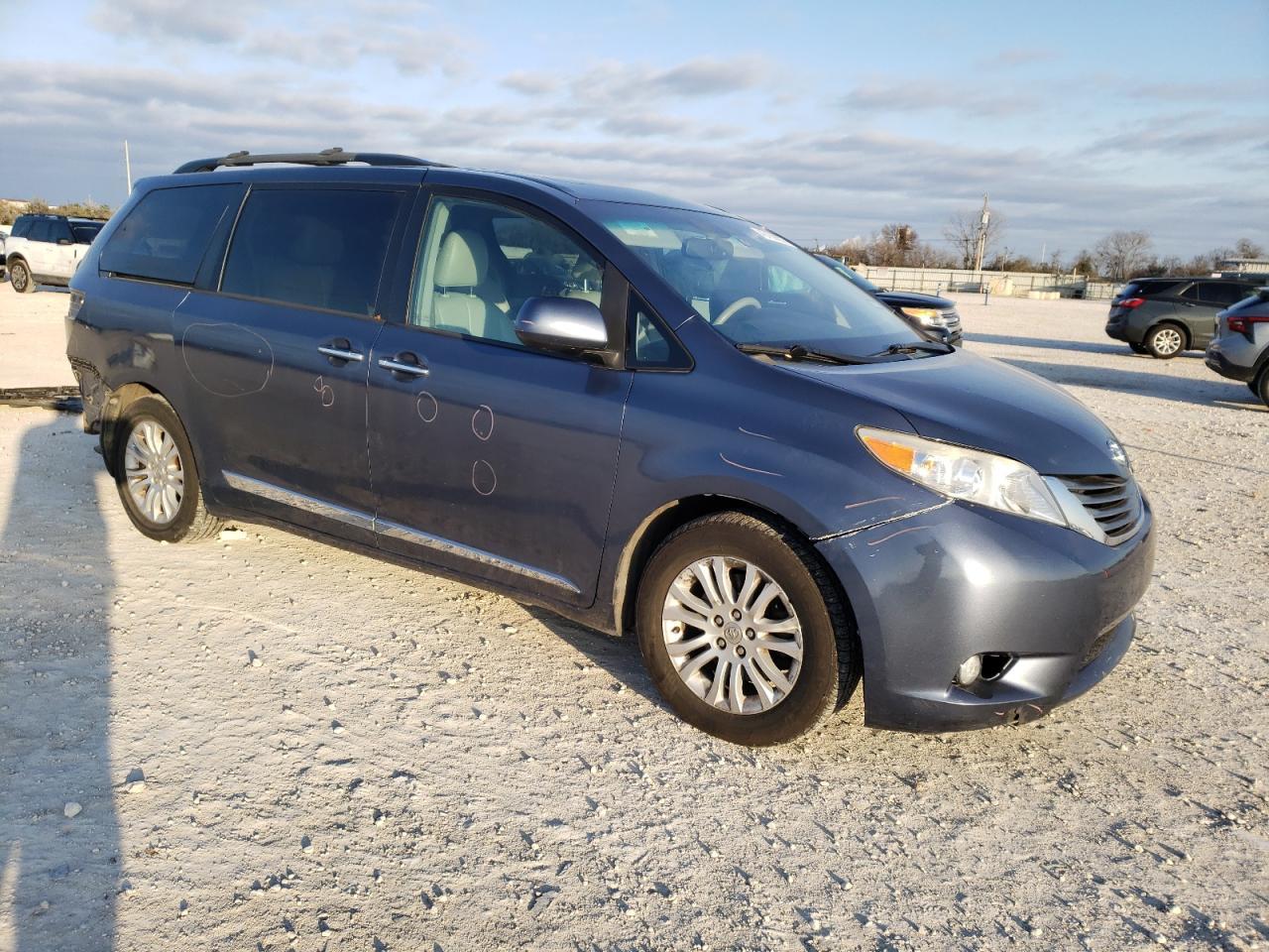 2013 TOYOTA SIENNA XLE - Фото 4