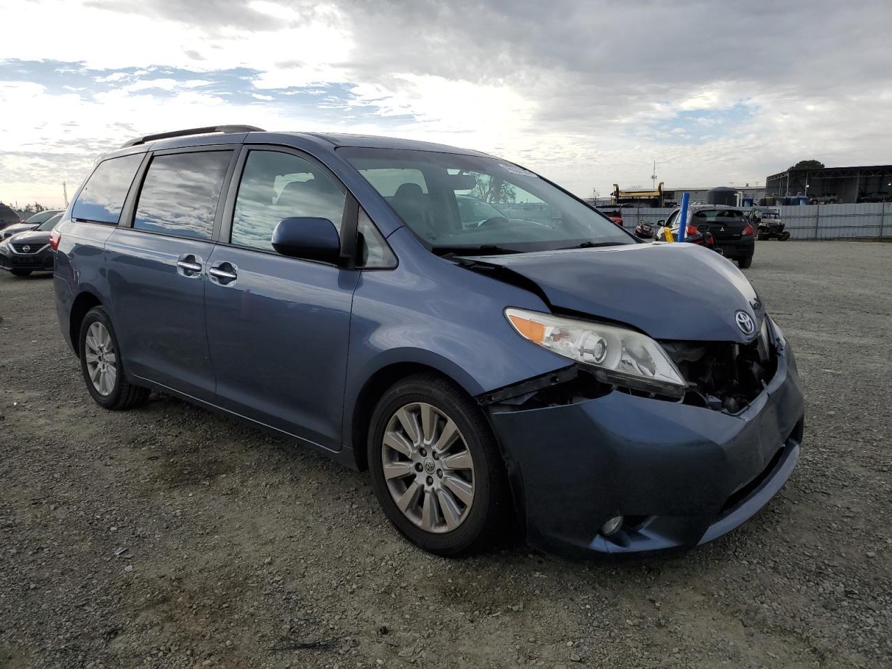 2015 TOYOTA SIENNA XLE - Фото 4