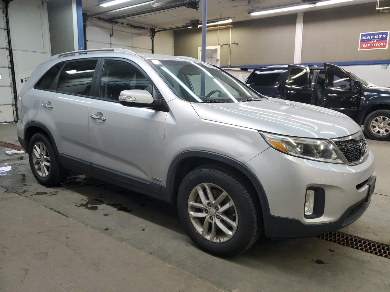 2015 KIA SORENTO LX - Image 4