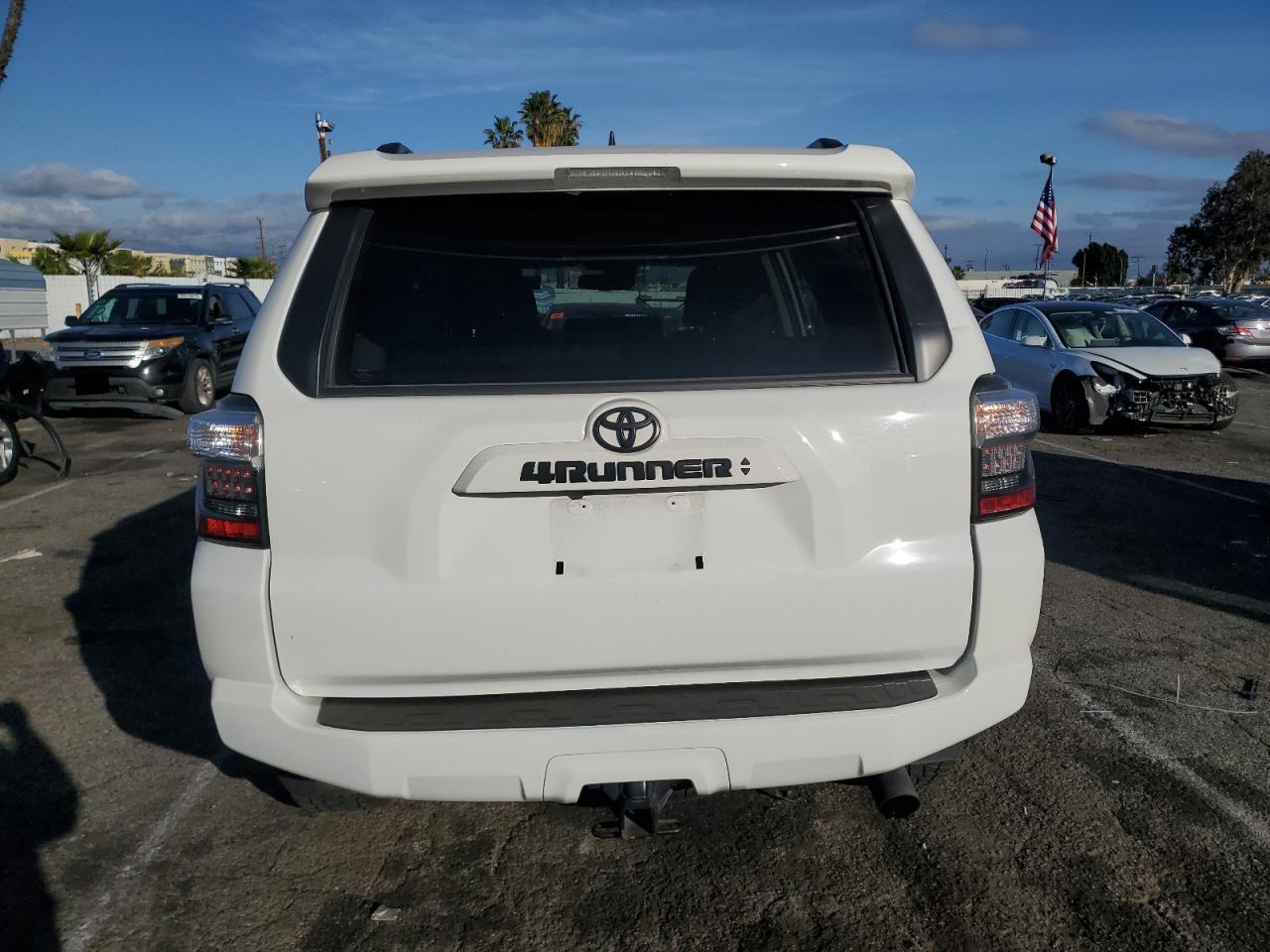 2022 TOYOTA 4RUNNER SR - Фото 6
