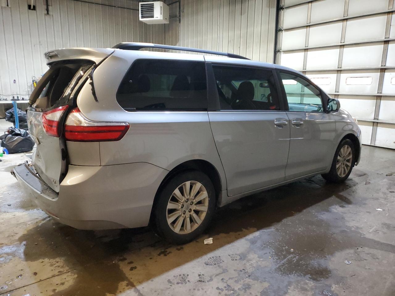 2015 TOYOTA SIENNA LE - Фото 3