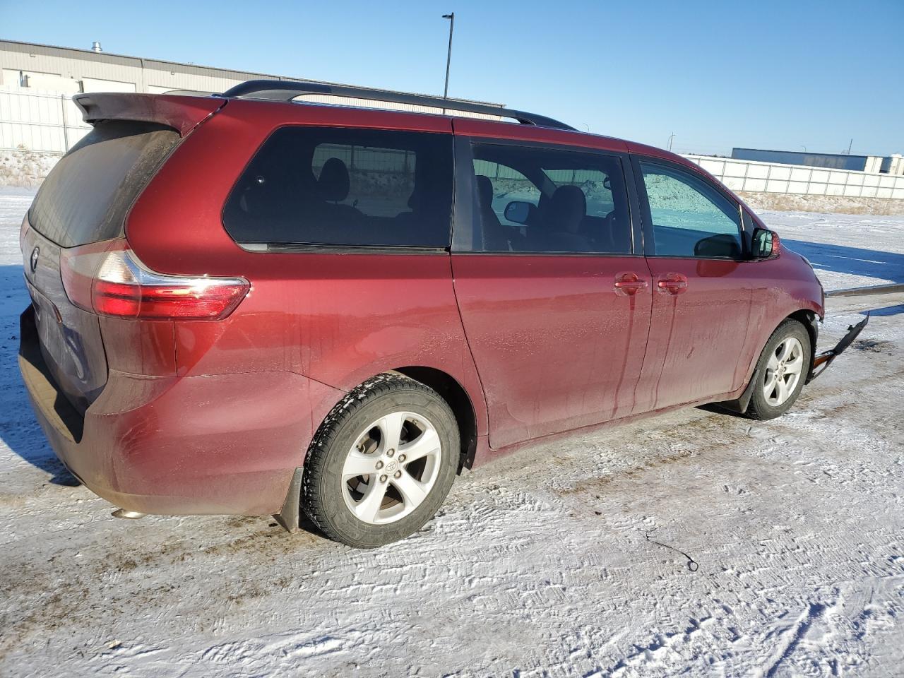 2015 TOYOTA SIENNA LE - Image 3