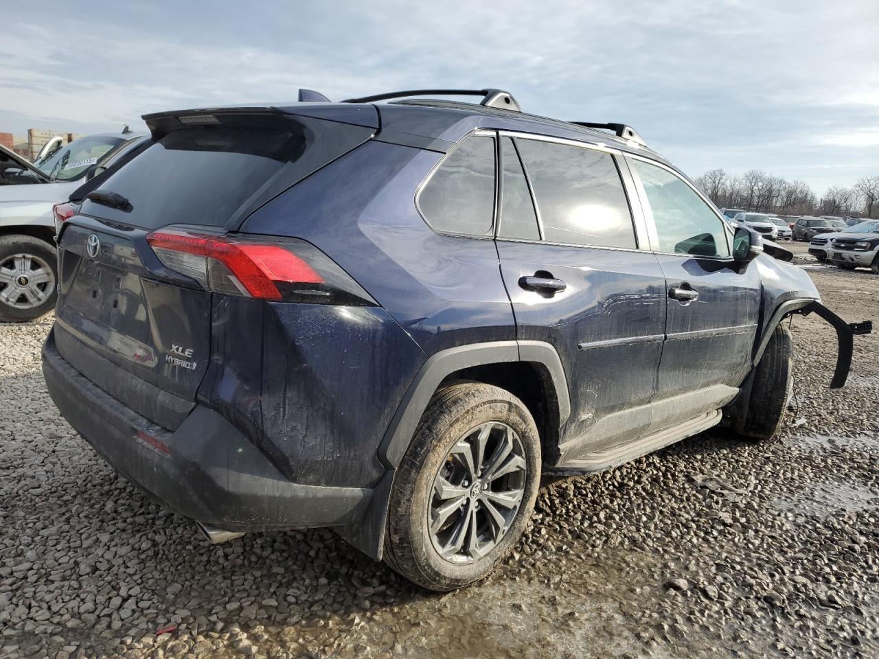 2024 TOYOTA RAV4 XLE P - Фото 3