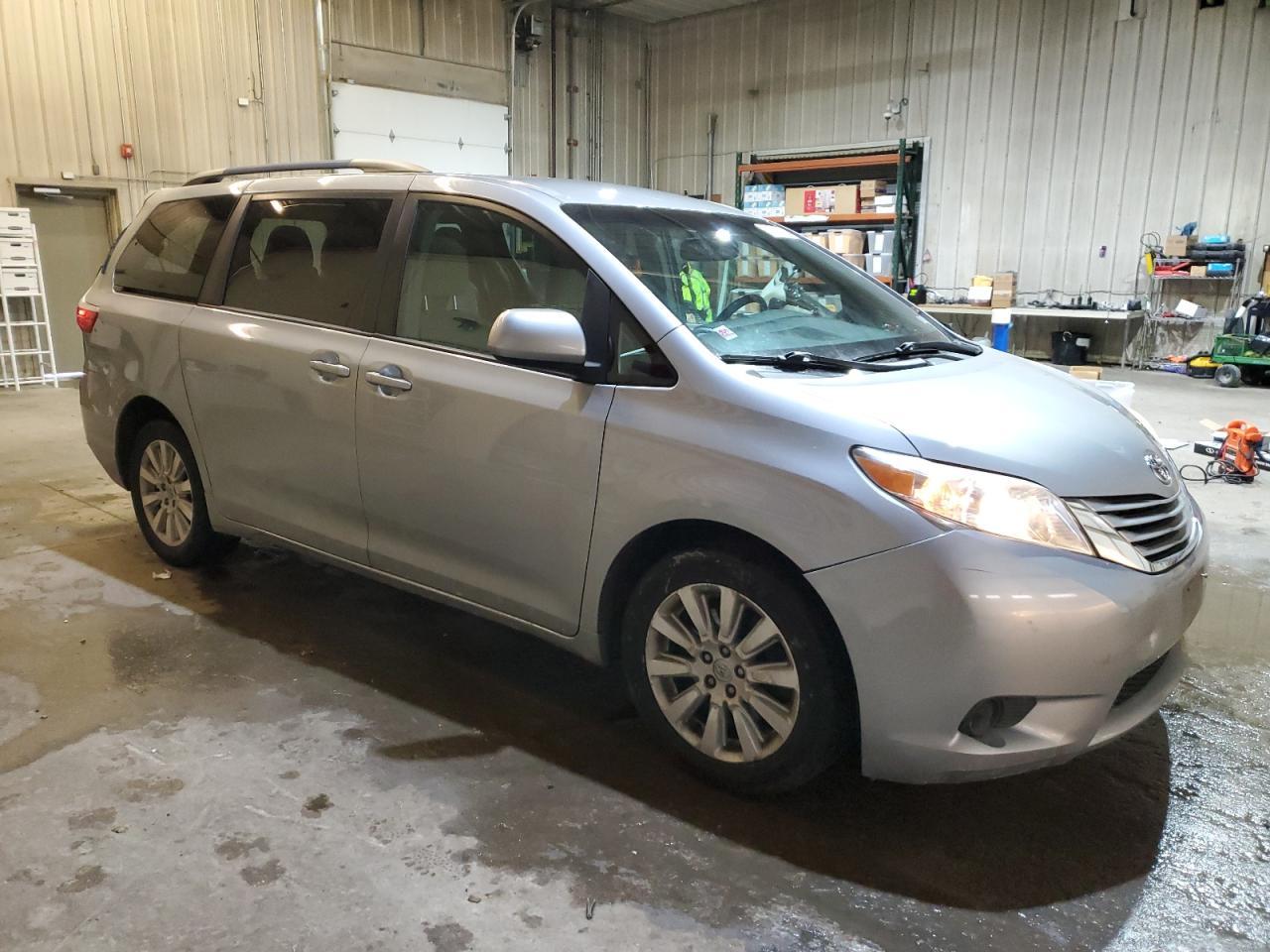 2015 TOYOTA SIENNA LE - Фото 4