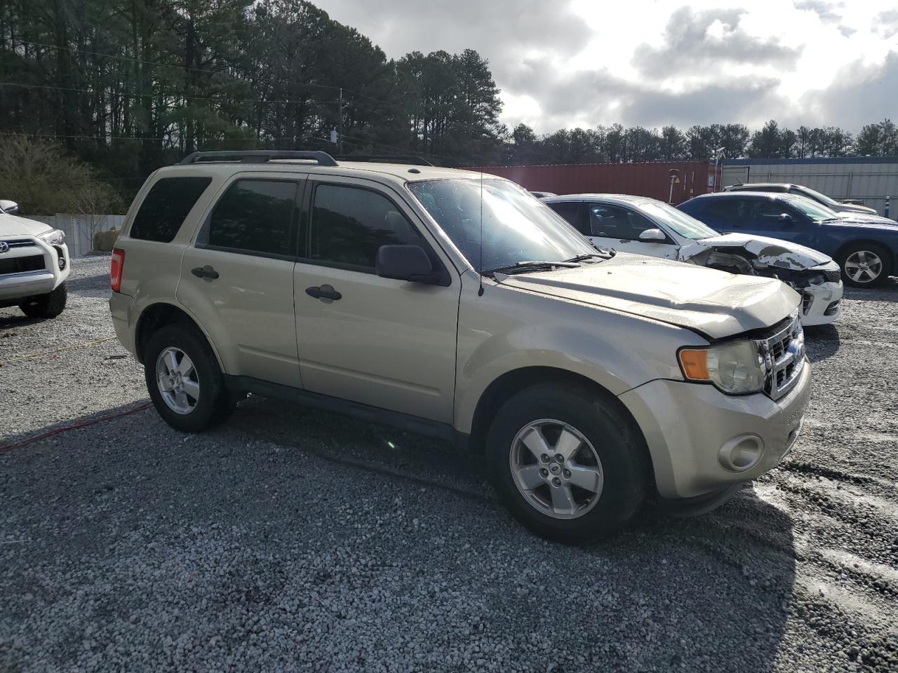 2010 FORD ESCAPE XLT - Image 4