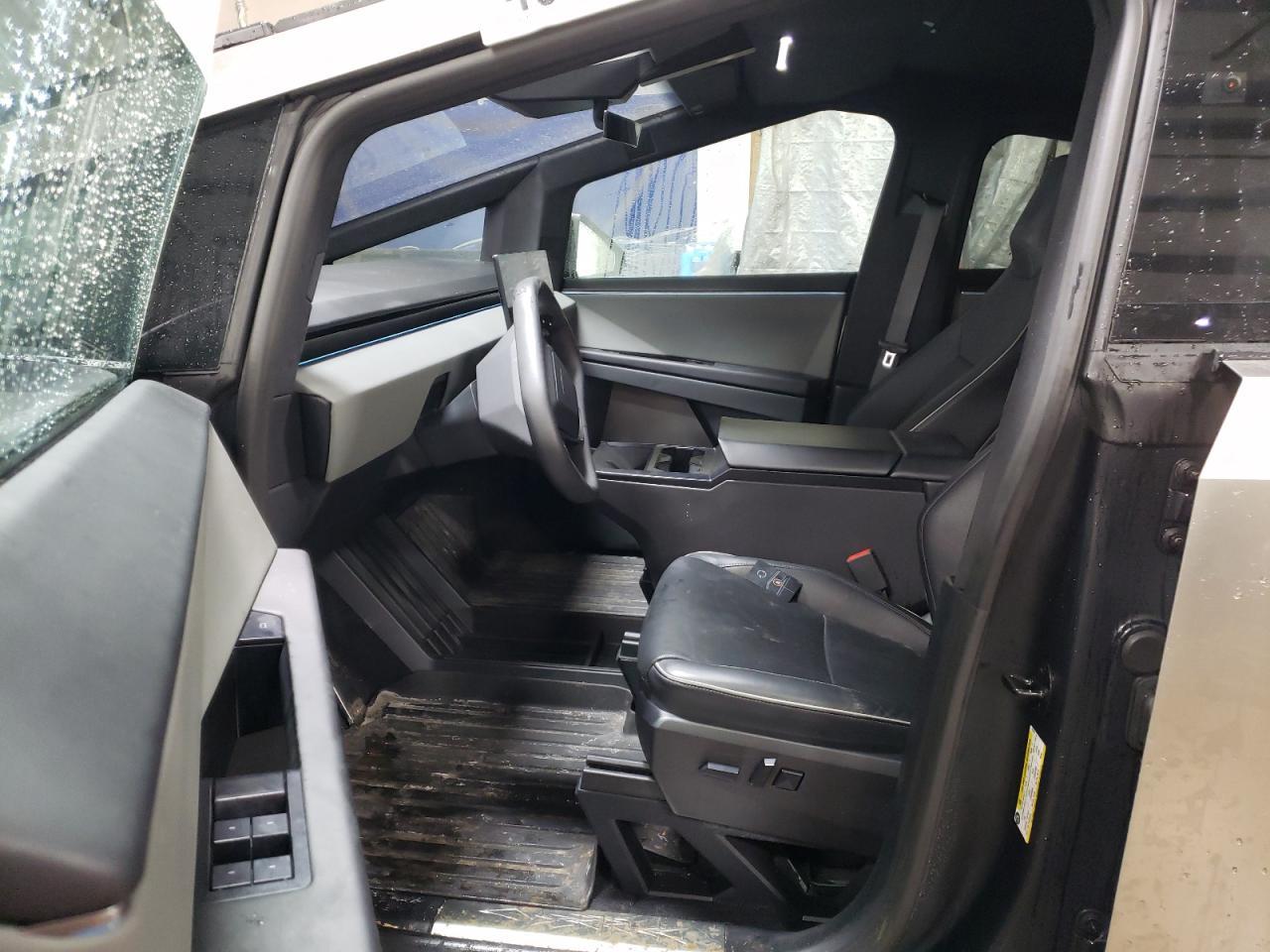 2024 TESLA CYBERTRUCK - Image 7