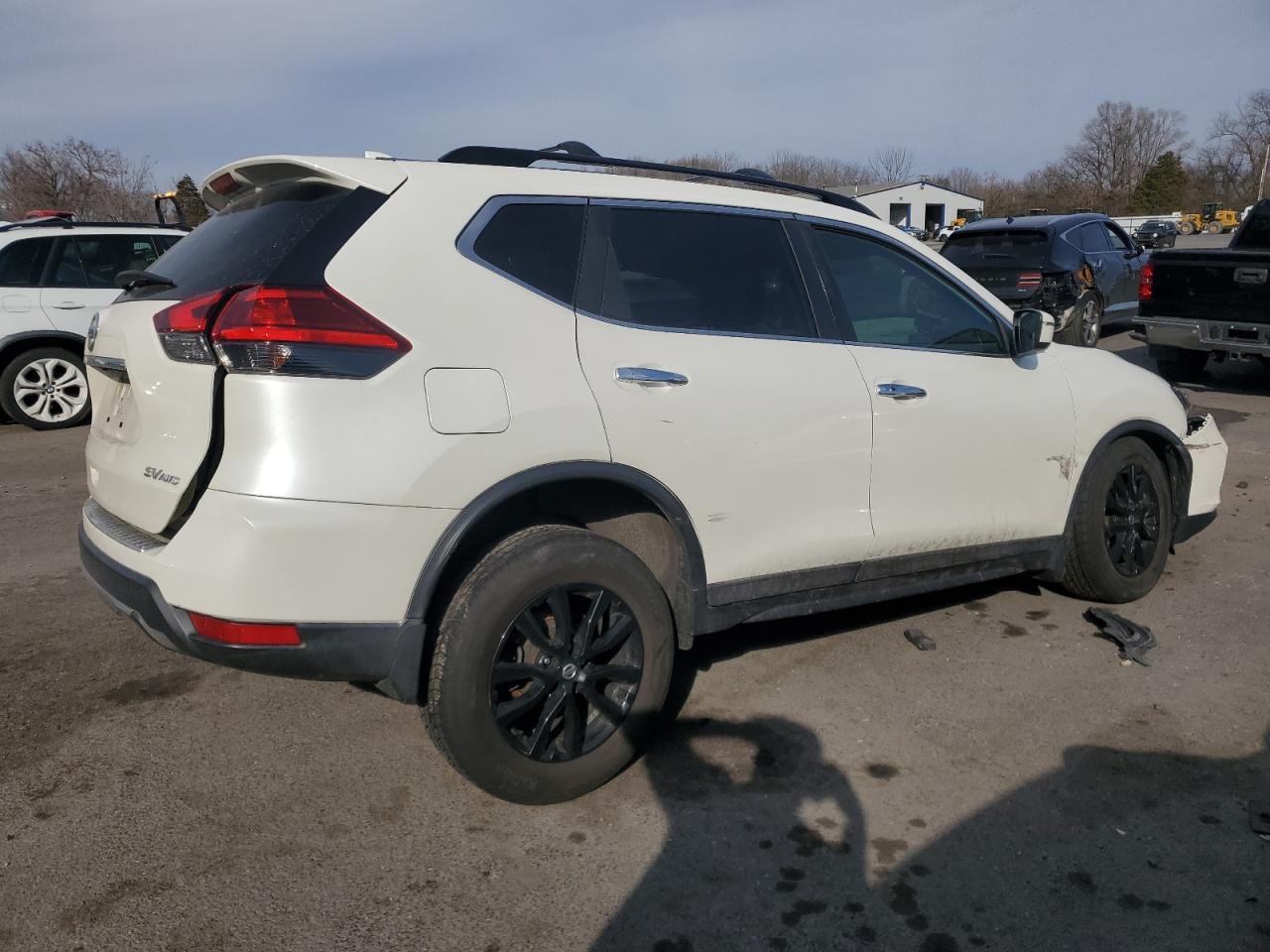 2017 NISSAN ROGUE SV - Image 3