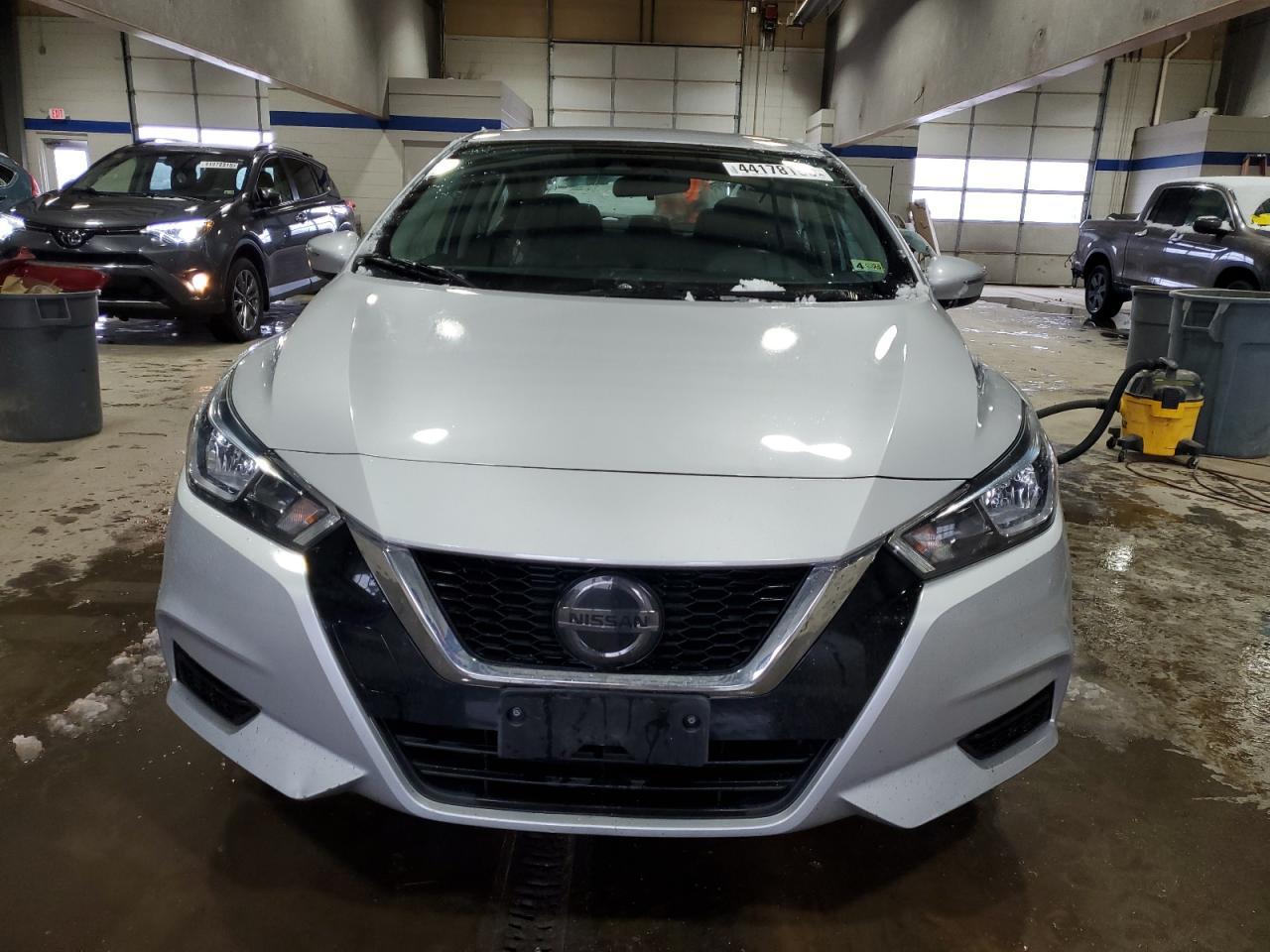 2021 NISSAN VERSA SV - Фото 5
