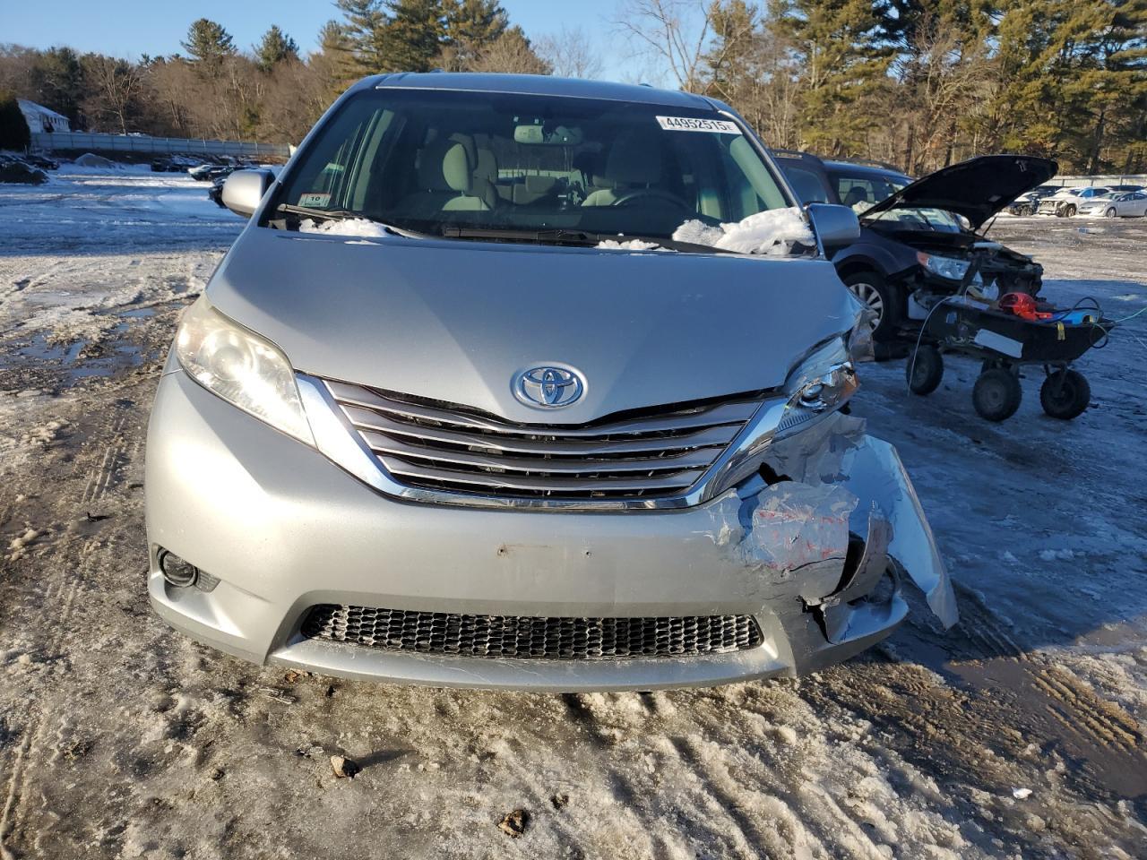 2015 TOYOTA SIENNA LE - Фото 5