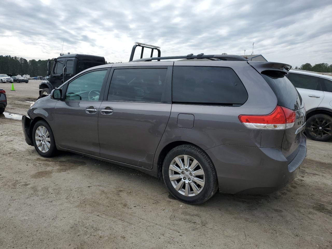 2011 TOYOTA SIENNA XLE - Фото 2