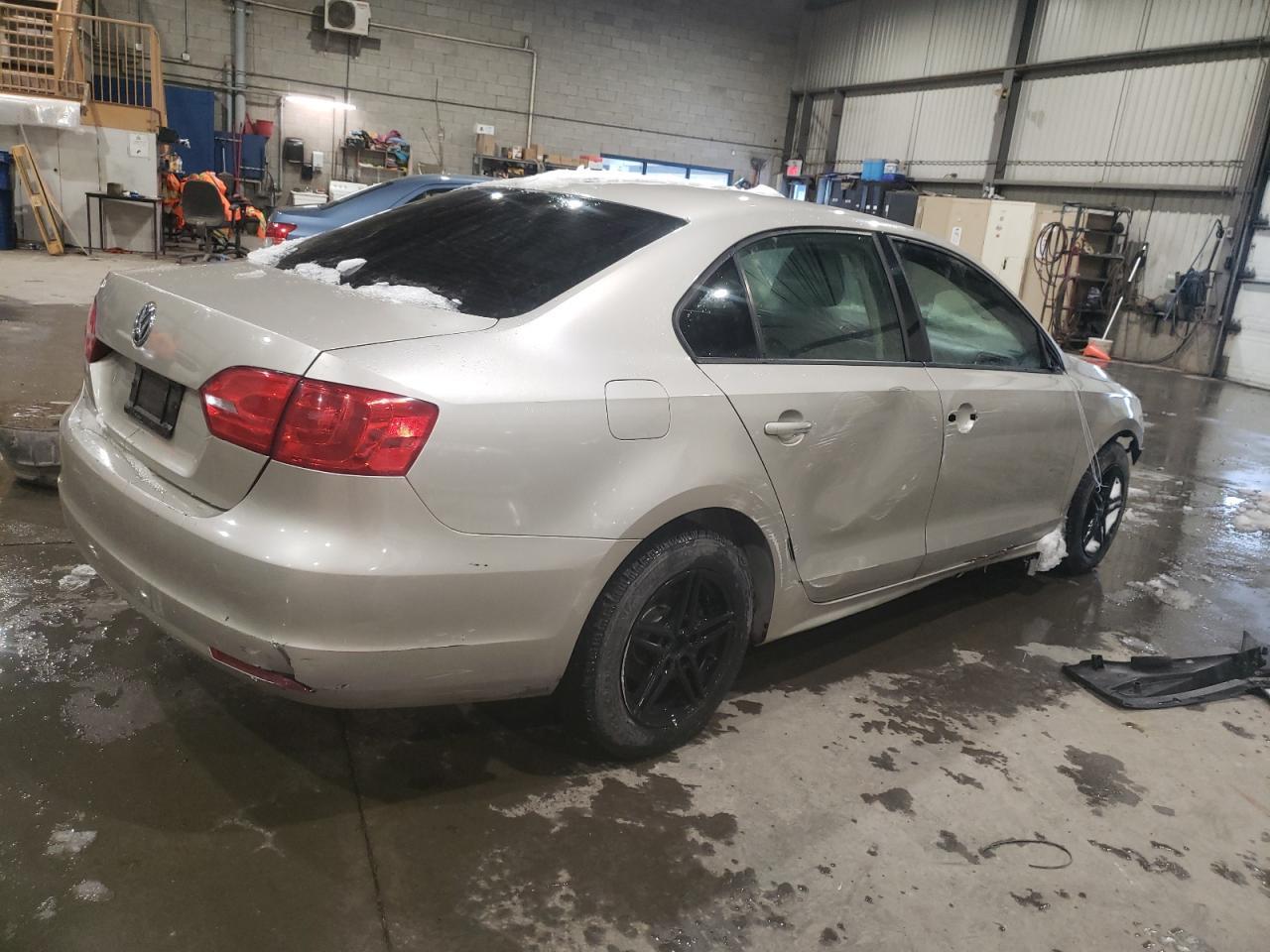 2013 VOLKSWAGEN JETTA BASE - Image 3
