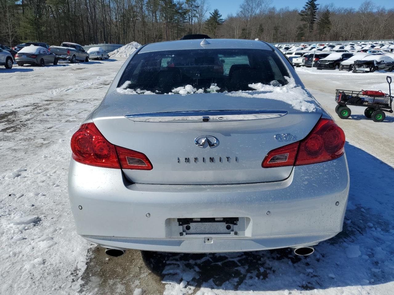 2011 INFINITI G37 - Image 6