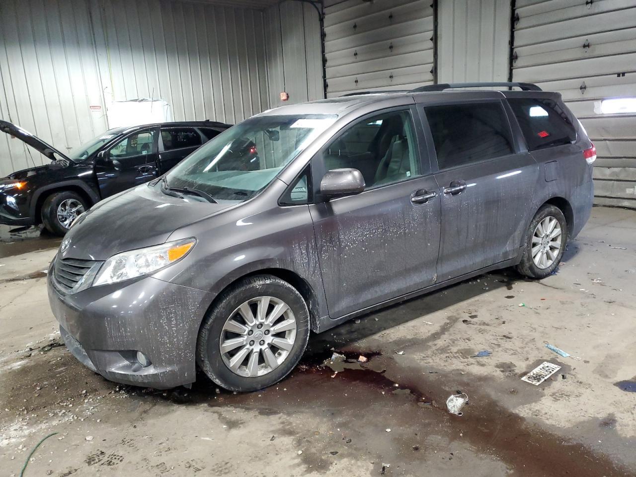 2013 TOYOTA SIENNA XLE