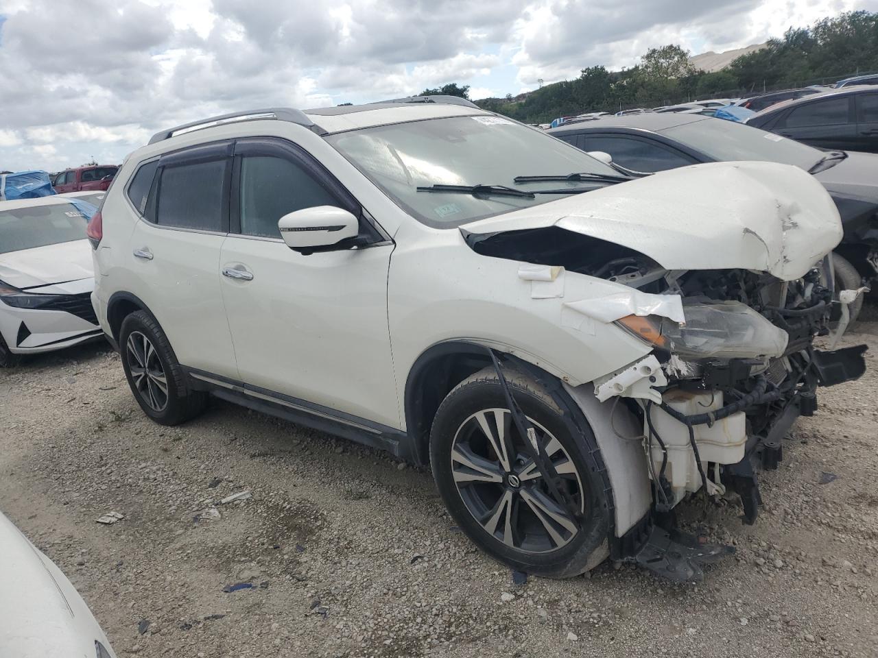 2017 NISSAN ROGUE SV - Image 4