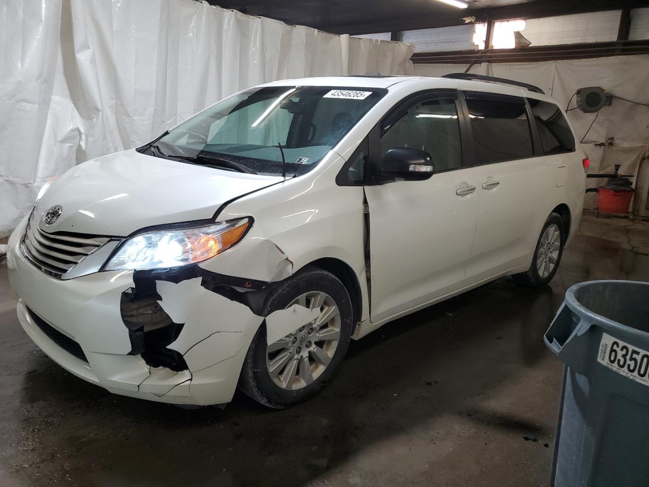 2013 TOYOTA SIENNA XLE