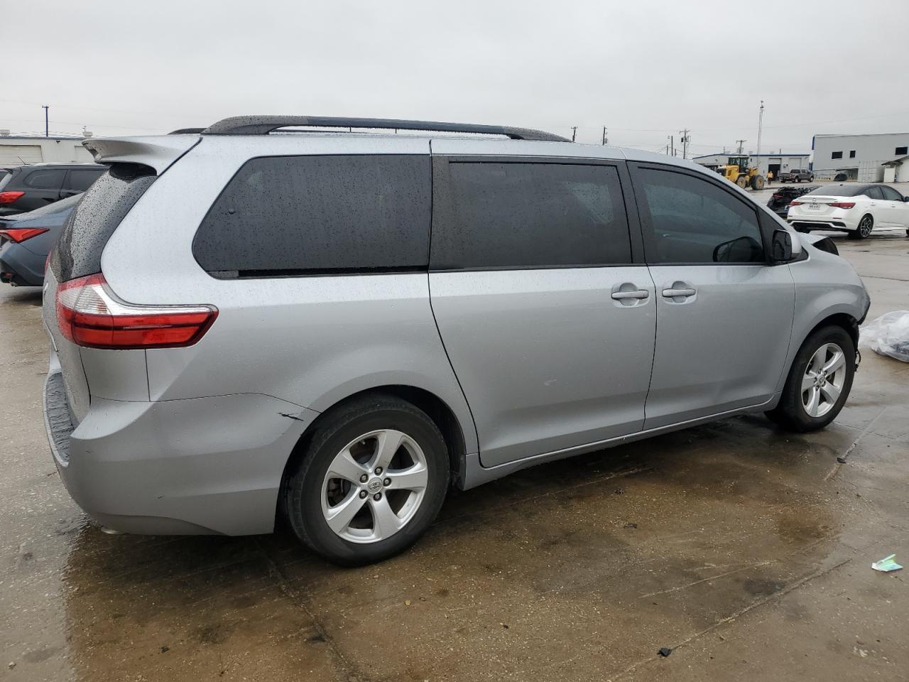 2015 TOYOTA SIENNA LE - Фото 3