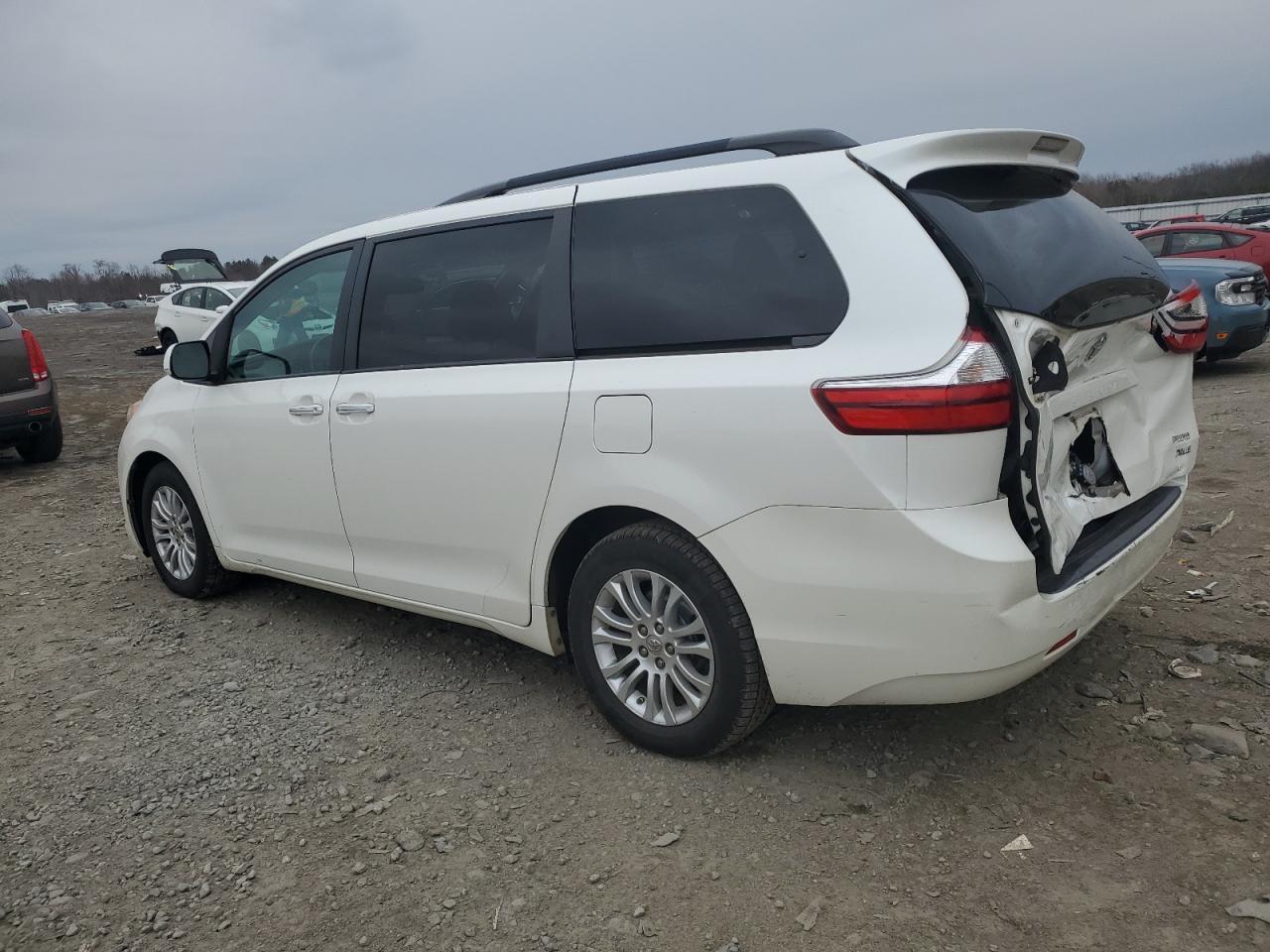 2015 TOYOTA SIENNA XLE - Фото 2