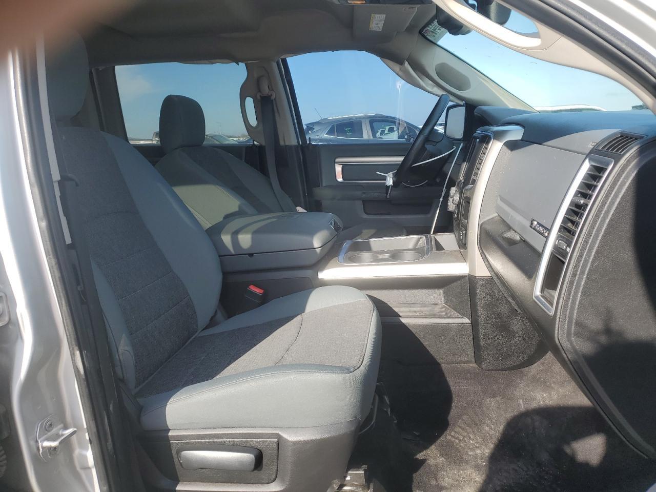 2017 RAM 1500 SLT - Image 7