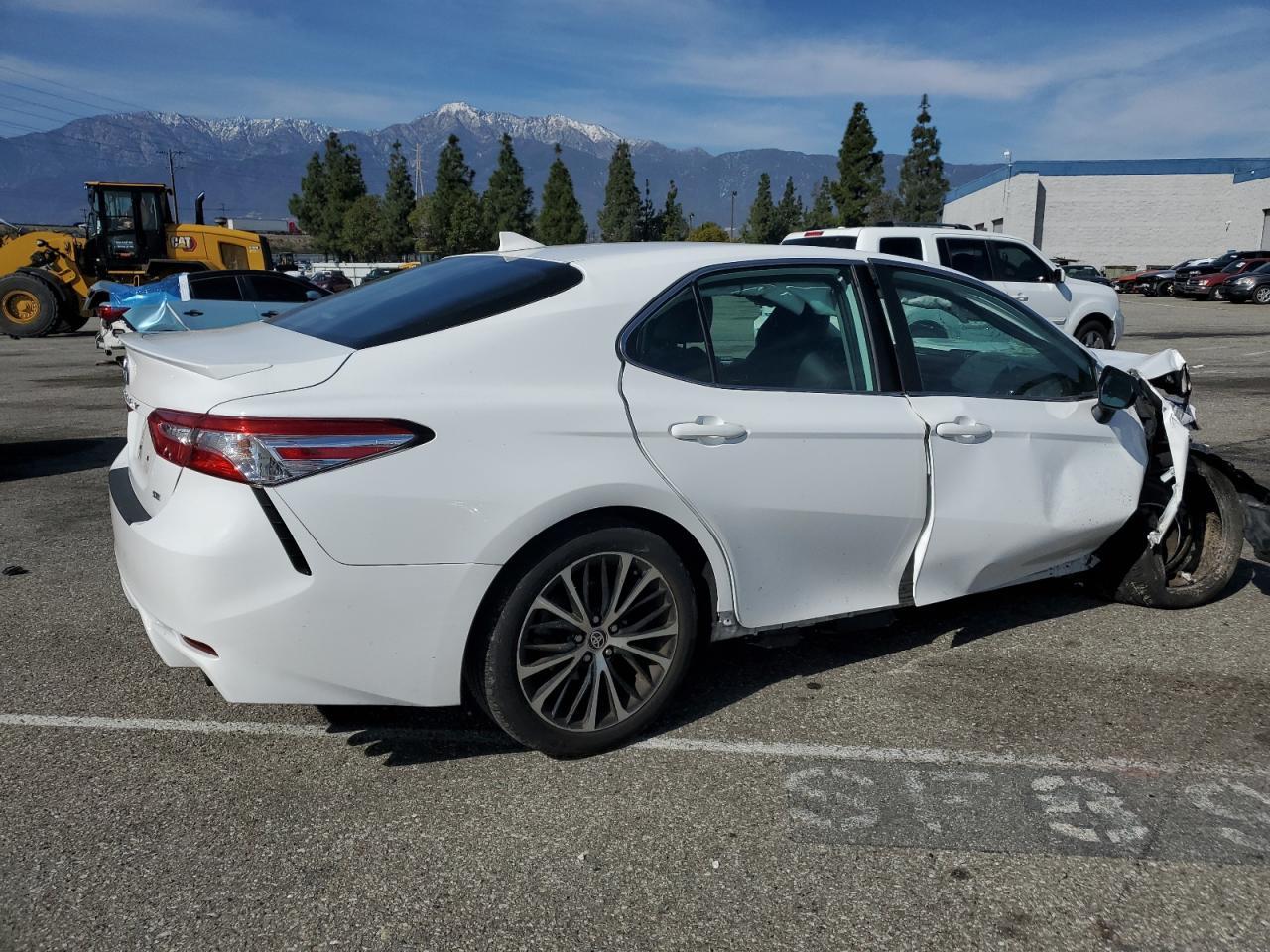 2020 TOYOTA CAMRY SE - Фото 3