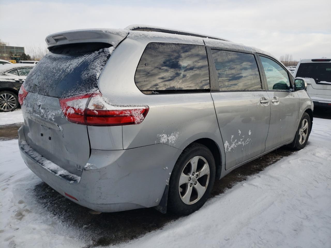 2015 TOYOTA SIENNA LE - Image 3